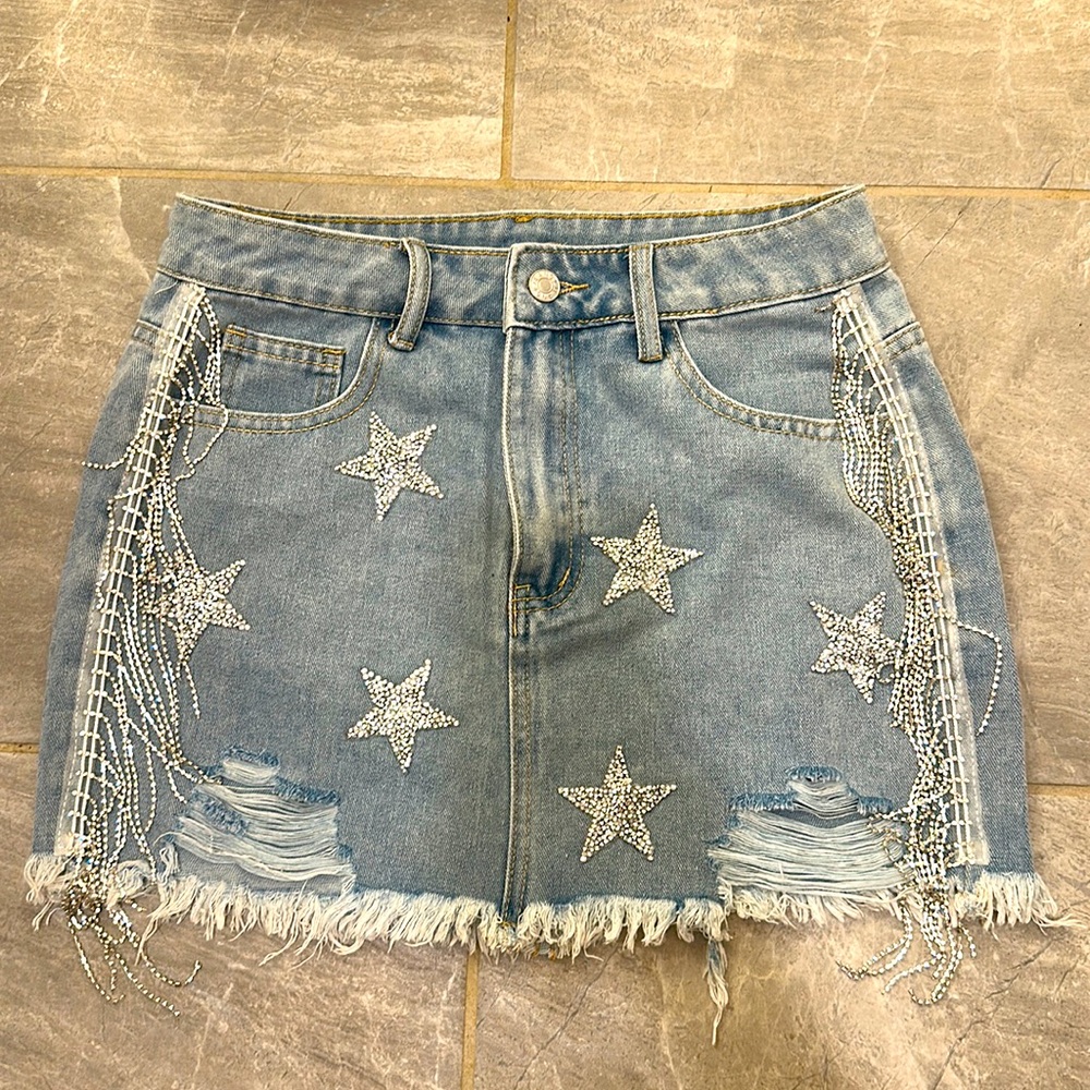 Size small skirt only worn once. So cute for any occasion/concert! - Picture 1 of 1